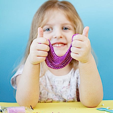 Ailece Eğleneceğiniz Bir Hafta Sonu Etkinliği: Evde Slime Yapımı 